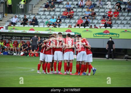 Einschwören auf eine erfolgreiche Premiere in der dritten Liga vor dem Spiel der 3. FBL: 21-22: 1. Sptg. SC Friburgo II vs Wehen Wiesbaden DFL REGULA Foto Stock