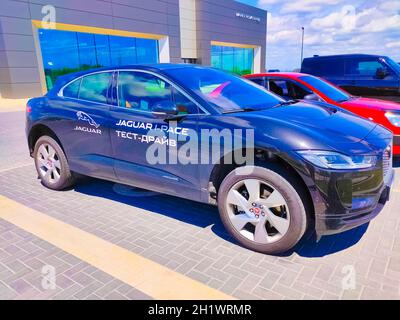 Kiev, Ucraina - 8 maggio 2021: Logo Jaguar Land Rover in un negozio. Land Rover è un marchio di auto specializzato in veicoli a trazione integrale, di proprietà di Brit Foto Stock