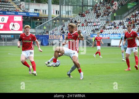 Wagner Robert (SC Friburgo II U23) und Braun-Schumacher Sandrino (SC Friburgo II U23) lassen Wurtz Johannes (SV Wehen Wiesbaden) nicht an den Ball kom Foto Stock