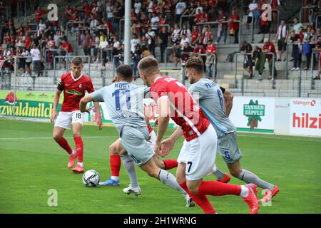 Gut gestaffel das Team des Aufsteiger, hier mit Engelhardt Yannik (SC Freiburg II U23) ließ Kurt Mehmet (SV Wehen Wiesbaden) keinen Spielraum im erst Foto Stock