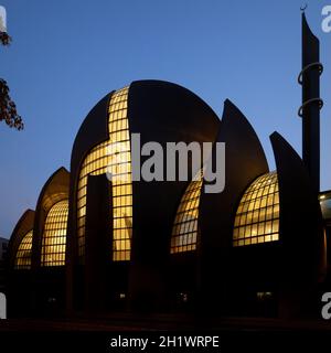 Colonia, Germania - 22 luglio 2021: Moschea centrale di Colonia Ehrenfeld illuminata Foto Stock