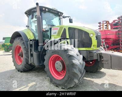 Kiev, Ucraina - 16 giugno 2021 : nuovo trattore CLAAS Axion 950 a Kiev, Ucraina il 16 giugno 2021. Luogo di ritrovo per le aziende agricole. Apparecchiature di produzione per Foto Stock