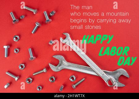 Alcuni strumenti di lavoro con un preventivo per il giorno del lavoro Foto Stock