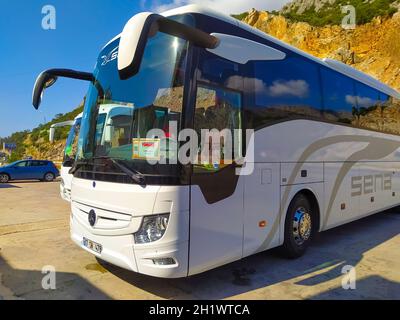 Antalya, Turchia - 20 maggio 2021: Autobus PEGAS in attesa per i turisti che vengono in Turchia per fare il trasferimento agli hotel. Foto Stock