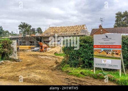 Costruzione di un cancello sviluppo di grandi case a 4 camere da letto in un villaggio di Norfolk. Foto Stock