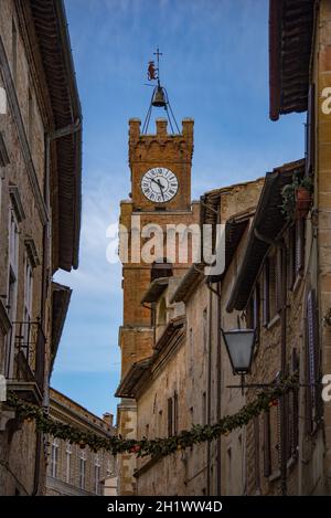 Europa, Italia, Toscana, Pienza, corso Rossellino, torre dell'orologio del municipio Foto Stock