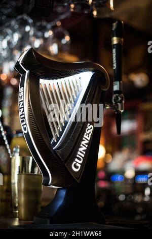 Bucarest, Romania - 5 agosto 2021: Immagine editoriale illustrativa di un rubinetto della birra Guinness in un pub di Bucarest. Foto Stock