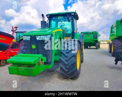 Kiev, Ucraina - 16 giugno 2020: Il potente trattore John Deere 8335R a Kiev, Ucraina, il 16 giugno 2020 Foto Stock