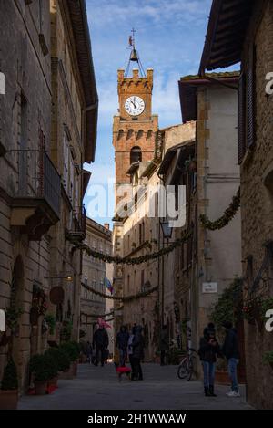 Europa, Italia, Toscana, Pienza, corso Rossellino, torre dell'orologio del municipio Foto Stock