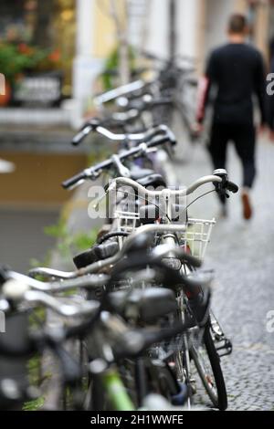 Fahrräder bei Regen a Passau, Bayern - biciclette sotto la pioggia a Passau, Baviera Foto Stock