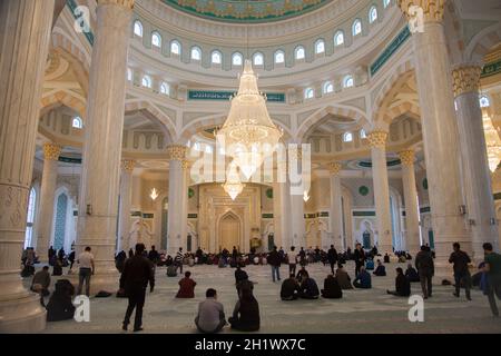 Nur Sultan/KAZAKHSTAN - 28/04/2017: Veduta interna della Moschea del Sultano di Khazret (Hz), la seconda moschea più grande dell'Asia centrale Foto Stock