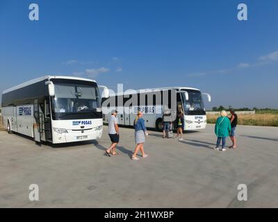 Antalya, Turchia - 20 maggio 2021: Molti autobus Pegas in attesa per i turisti che vengono in Turchia per fare il trasferimento agli hotel. Foto Stock