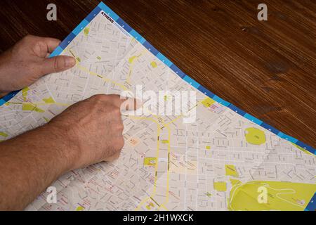 Udine, Italia. 7 agosto 2021. Un uomo che guarda la mappa della città di Atene Foto Stock