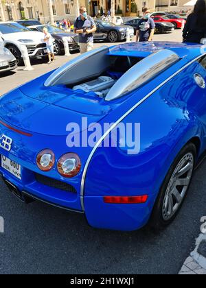 Monte-Carlo, Monaco - 1 agosto 2021: Blue Bugatti Veyron 16.4 Supercar di lusso parcheggiata di fronte all'Hotel De Paris a Monaco, sulla Costa Azzurra, Foto Stock