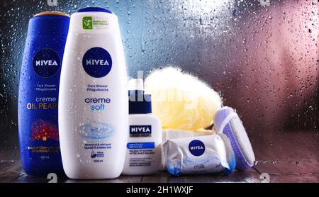 POZNAN, POL - OTT 23, 2020: Prodotti di Nivea, un marchio tedesco di cura personale specializzato in prodotti per la cura della pelle e del corpo. È di proprietà di Beiersdor Foto Stock