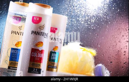 POZNAN, POL - Oct 23, 2020: Bottiglie di shampoo Pantene, popolare marca di prodotti per la cura dei capelli di proprietà di Procter & Gamble. Foto Stock