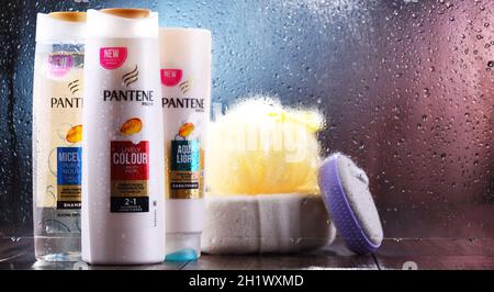 POZNAN, POL - Oct 23, 2020: Bottiglie di shampoo Pantene, popolare marca di prodotti per la cura dei capelli di proprietà di Procter & Gamble. Foto Stock