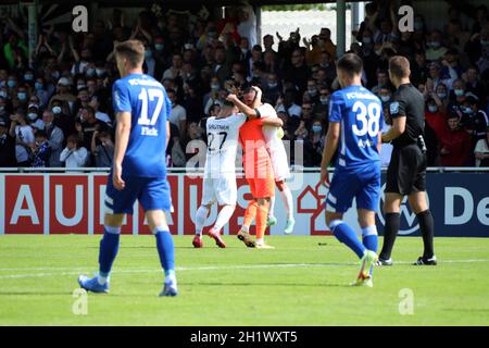 Kleine Villinger Feierstunde: Erich Sautner (Villingen 08) und Torwart Andrea Hoxha (FC 08 Villingen) feiern den Torschuetze, Torschütze Nedzad Plavci Foto Stock