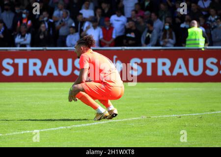 Enttäuscht kauert Torwart Andrea Hoxha (FC 08 Villingen) nach einem Gegenteffer auf dem Rasen beim Spiel FC 08 Villingen vs Schalke 04, Fussball, DFB Foto Stock