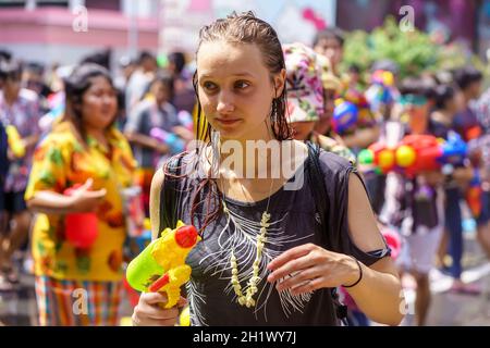 Siam Square, Bangkok, Thailandia - 13 aprile 2019: Breve azione della gente si unisce alle celebrazioni del nuovo anno tailandese o Songkran in Siam Square. Foto Stock
