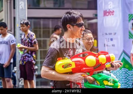 Siam Square, Bangkok, Thailandia - 13 aprile 2019: Breve azione della gente si unisce alle celebrazioni del nuovo anno tailandese o Songkran in Siam Square. Foto Stock