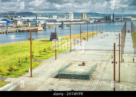 Belfast, UK, agosto 2019 Vista sopraelevata dal Titanic Museum sul porto di Belfast e sulle banchine, Irlanda del Nord Foto Stock