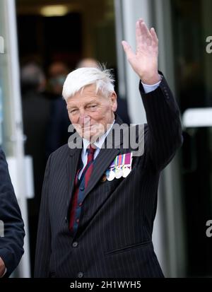 Foto di archivio datata 04/10/21 di Dennis Hutchings, 80, arrivando a Laganside Courts, Belfast, dove non si è dichiarato colpevole per il tentativo di assassinio di John Pat Cunningham in Co Tyrone nel 1974. Il veterano dell'esercito Dennis Hutchings, il cui processo alla corte della Corona di Belfast per un tiro ai guai è stato ragguagliato a causa della sua cattiva salute, è morto dopo aver contratto Covid-19. Hutchings, 80 anni, era stato affetto da malattie renali e la corte era stata seduta solo tre giorni alla settimana per consentirgli di sottoporsi a trattamenti di dialisi tra un'audizione e l'altra. Data di emissione: Martedì 19 ottobre 2021. Foto Stock