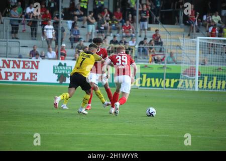 Wagner Robert (SC Friburgo II U23) im Vorwärtsgang, Pasalic Marco (BVB Borussia Dortmund II) versucht ihn zu stoppen, 3. FBL: 21-22: 3. Sptg. SC Fre Foto Stock