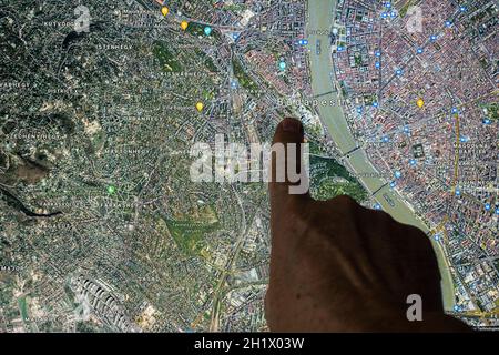 Udine, Italia. 21 agosto 2021. La vista satellitare di Gooble Maps di Budapest, capitale dell'Ungheria, indicata con un dito Foto Stock