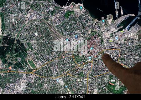 Udine, Italia. 21 agosto 2021. La vista satellitare di Gooble Maps Tallin, capitale dell'Estonia, indicata con un dito Foto Stock