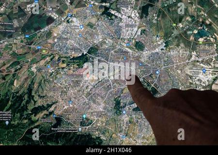 Udine, Italia. 21 agosto 2021. La vista satellitare di Gooble Maps di Sofia, capitale della Bulgaria, indicata con un dito Foto Stock