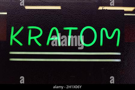Kratom or Mitragyna speciosa Neon Accedi Rainy finestra di Smoke Shop Foto Stock