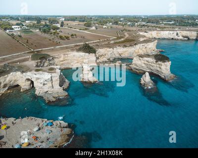 una splendida vista sui faraglioni di sant'andrea in puglia Foto Stock