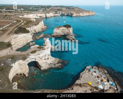 una splendida vista sui faraglioni di sant'andrea in puglia Foto Stock