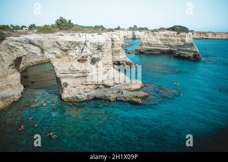 una splendida vista sui faraglioni di sant'andrea in puglia Foto Stock