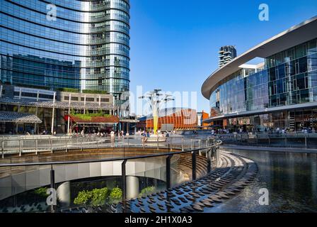 Milano, Italia - 4 luglio 2019: Piazza Gae Aulenti, una piazza circolare di 100 metri di diametro con fontane e grattacieli nel Centro direzionale, autobus Foto Stock