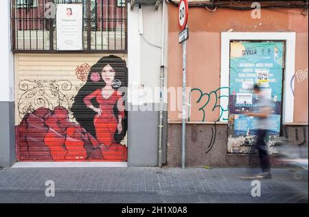 Siviglia, Spagna - 26 settembre 2020: Uomo che cammina per le strade strette del quartiere Macarena, Siviglia, Spagna. Scatto in movimento sfocato Foto Stock