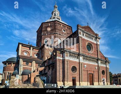 Pavia, Lombardia, Italia - 8 luglio 2019: Cattedrale di Pavia, Duomo di Pavia, Cattedrale di Santo Stefano Martire e Santa Maria Assunta in Piazza del Du Foto Stock