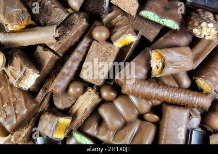 Immagine full frame di barrette di cioccolato assortite per tutto il giorno e snack Foto Stock