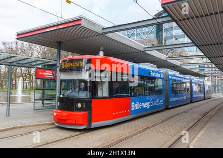 Brema, Germania - 19 aprile 2021: Tram AEG ADtranz GT8N trasporto pubblico Stazione aeroporto Flughafen a Brema, Germania. Foto Stock