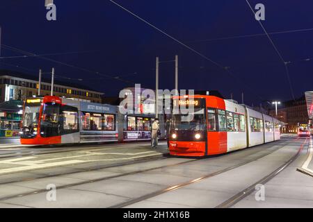 Brema, Germania - 19 aprile 2021: Tram pubblico stazione centrale Hauptbahnhof a Brema, Germania. Foto Stock