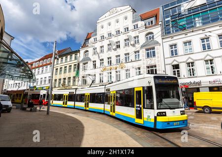 Schwerin, Germania - 22 aprile 2021: Tram pubblico stazione Marienplatz a Schwerin, Germania. Foto Stock