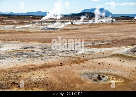 Hverir, Islanda - 24 luglio 2017: Visitatori che ammirano le piscine vulcaniche fumanti di Hverir, Myvatn, Nordhurland Eystra Foto Stock