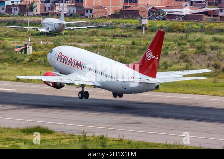 Cuzco, Perù - 2 febbraio 2019: Aereo peruviano Boeing 737-500 all'aeroporto di Cuzco (CUZ) in Perù. Boeing è un headquart americano produttore di aeromobili Foto Stock