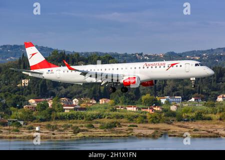 Corfù, Grecia - 19 settembre 2020: Austrian Airlines Embraer 195 aereo all'aeroporto di Corfù (CFU) in Grecia. Foto Stock