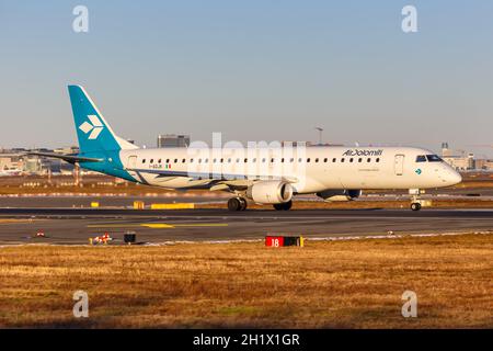 Francoforte, Germania - 13 febbraio 2021: Aereo Air Dolomiti Embraer 195 all'aeroporto di Francoforte (fra) in Germania. Foto Stock