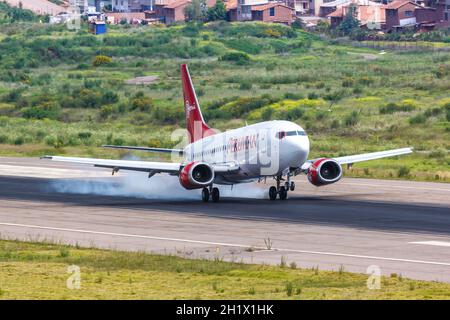 Cuzco, Perù - 2 febbraio 2019: Aereo peruviano Boeing 737-500 all'aeroporto di Cuzco (CUZ) in Perù. Boeing è un headquart americano produttore di aeromobili Foto Stock