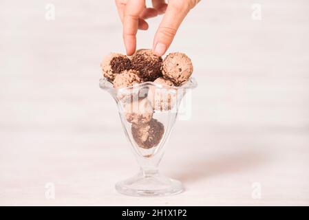 Il tartufo di cioccolato è un dolce con un aspetto e. gusto simile al bonbon Foto Stock