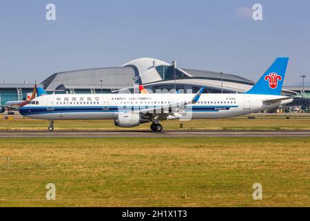 Guangzhou, Cina - 23 settembre 2019: China Southern Airlines Airbus A321 aereo all'aeroporto di Guangzhou Baiyun (CAN) in Cina. Foto Stock