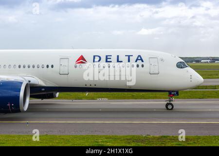 Amsterdam, Paesi Bassi - 21 maggio 2021: Delta Air Lines Airbus A350-900 aereo all'aeroporto di Amsterdam Schiphol (AMS) nei Paesi Bassi. Foto Stock